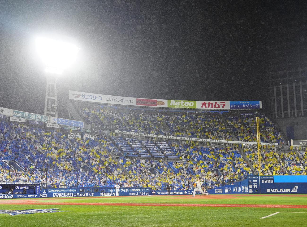 DeNA対阪神　1回裏、降雨の中、投球する阪神先発の大竹（撮影・江口和貴）