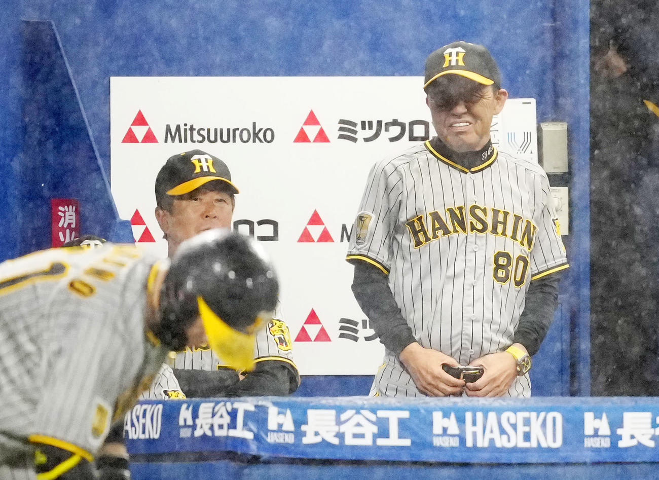 DeNA対阪神　2回表阪神2死二、三塁、近本が死球を受け、ベンチで厳しい表情の岡田監督（右）（撮影・江口和貴）