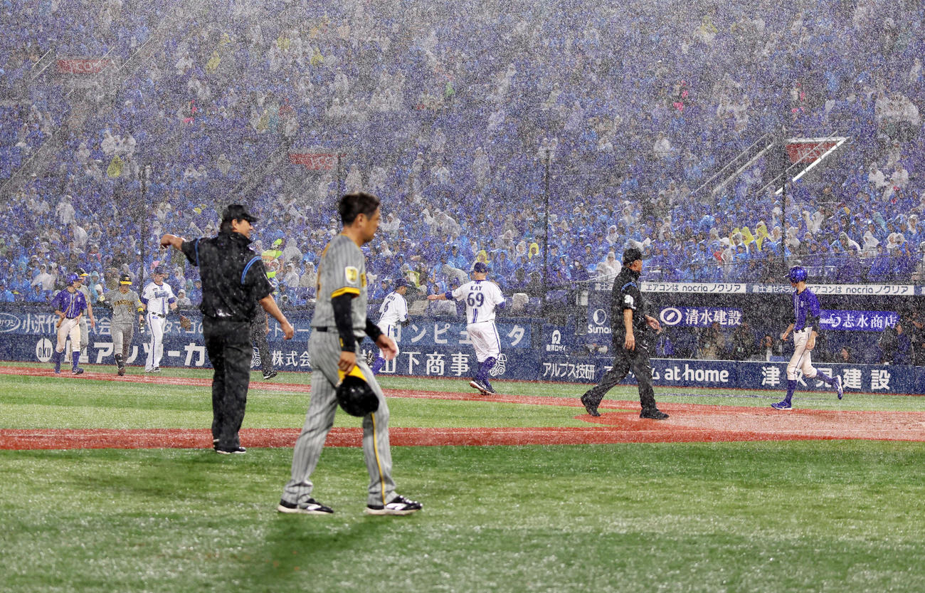 DeNA対阪神　2回表阪神2死満塁、降雨中断となる横浜スタジアム（撮影・加藤哉）