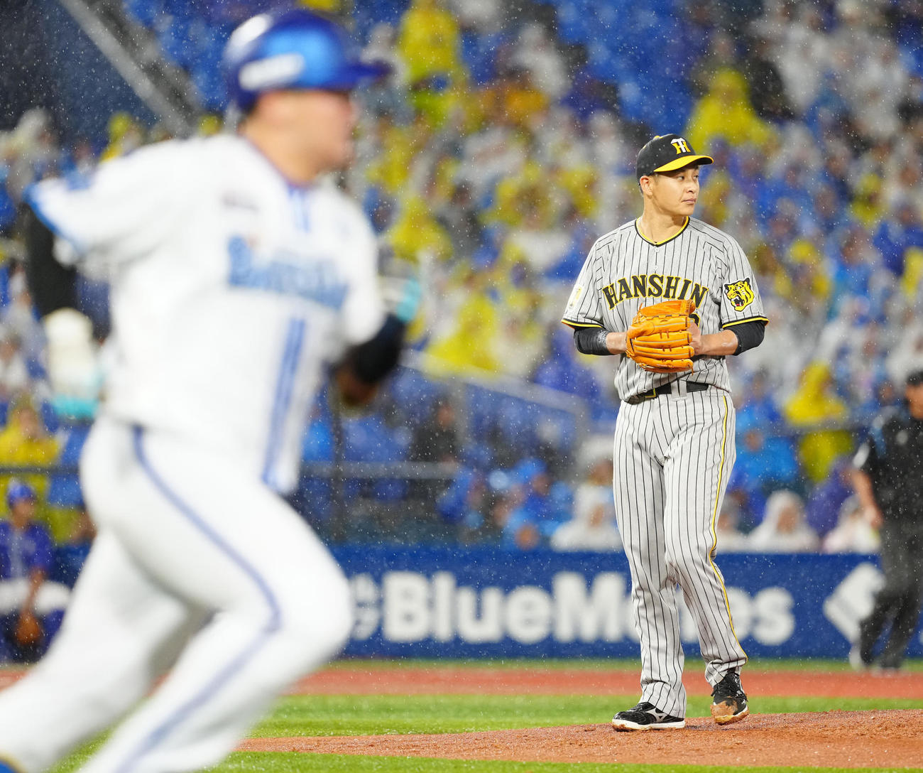 DeNA対阪神　1回裏DeNA1死、牧（手前）を右飛に仕留める大竹（撮影・江口和貴）