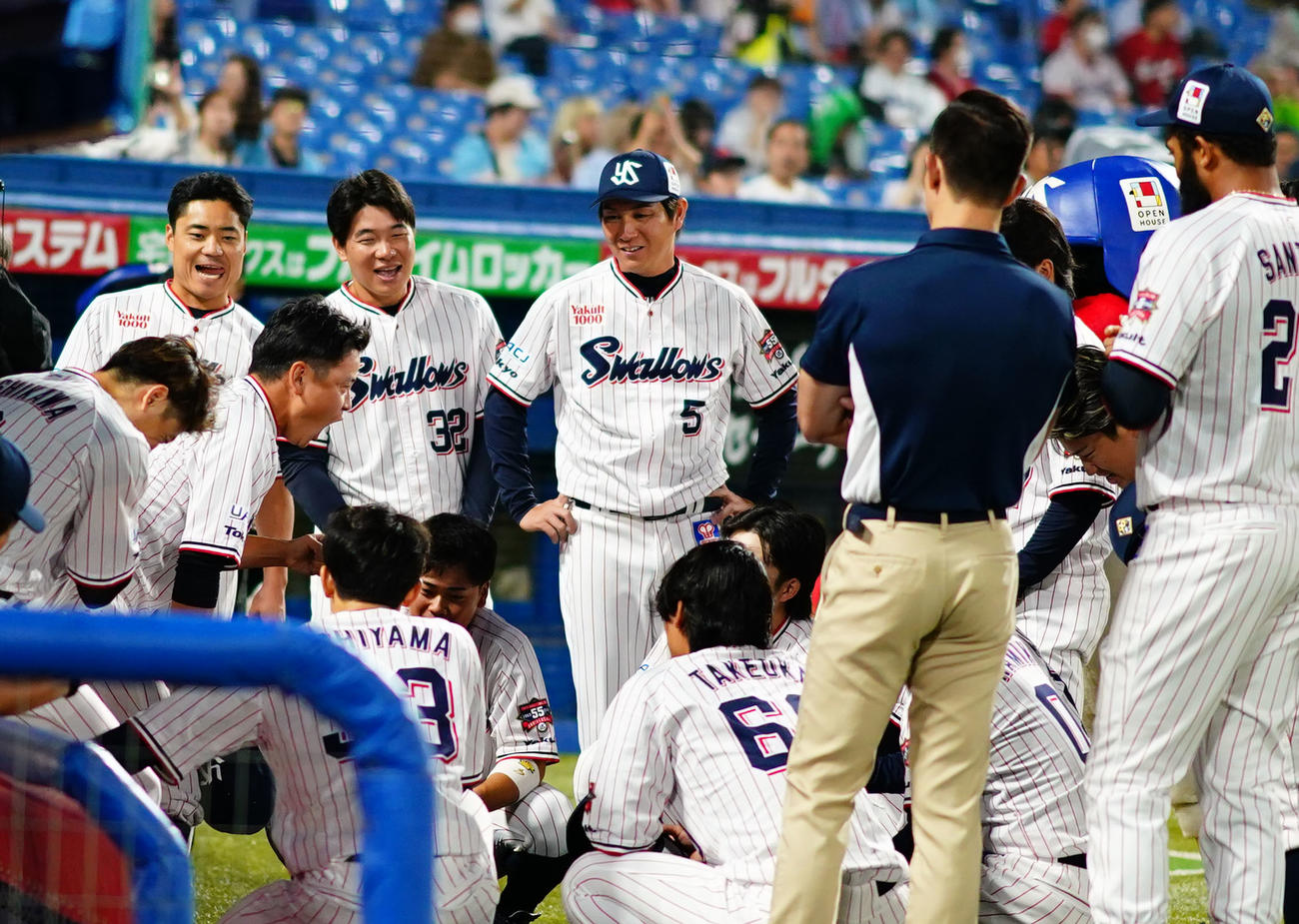 ヤクルト対広島　試合前円陣でナインに声をかけるヤクルト山崎（左から3人目）（撮影・横山健太）