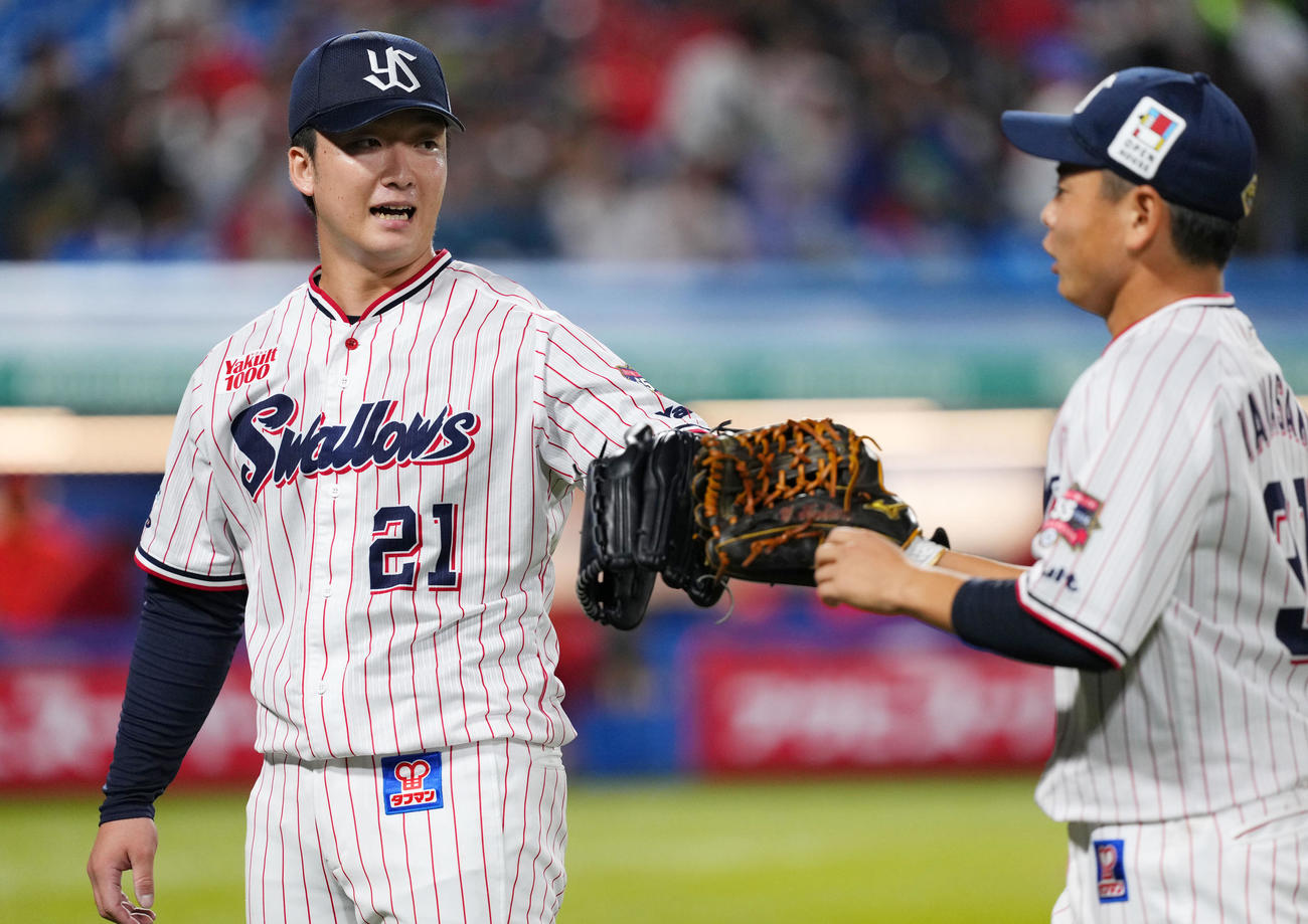 ヤクルト対広島　4回表を無失点に抑えヤクルト山崎（右）とタッチを交わす吉村（撮影・横山健太）