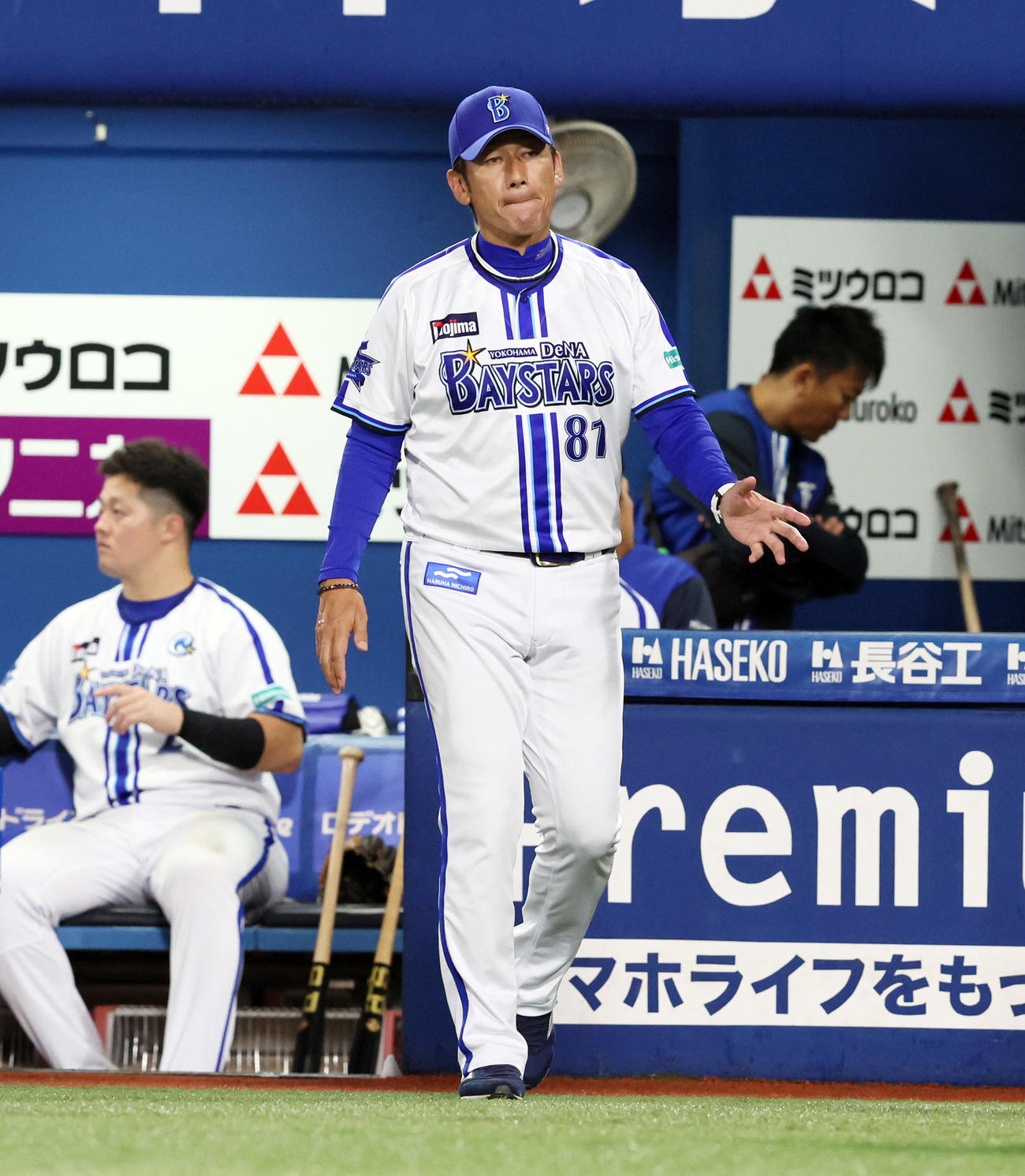 DeNA対阪神　5回裏を終え選手交代を告げる三浦監督（撮影・加藤哉）