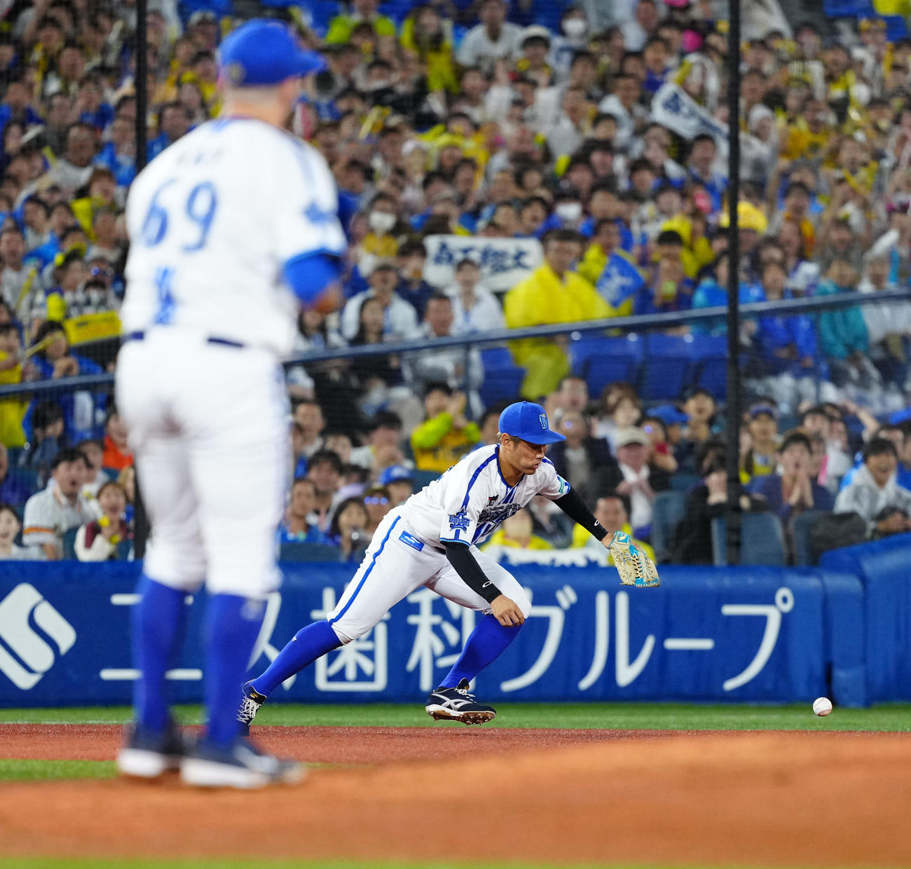 DeNA対阪神　5回表阪神無死一、二塁、森下の打球処理で失策する三塁手京田（撮影・江口和貴）