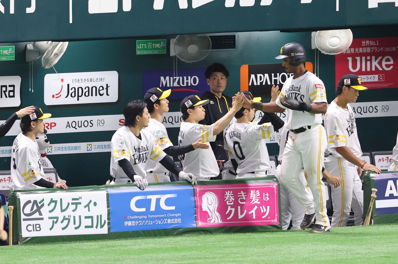 ソフトバンク対楽天　1回裏ソフトバンク無死一、二塁、栗原の右越え先制適時二塁打で生還したダウンズはベンチのナインとタッチ（撮影・鬼束羽瑠菜）