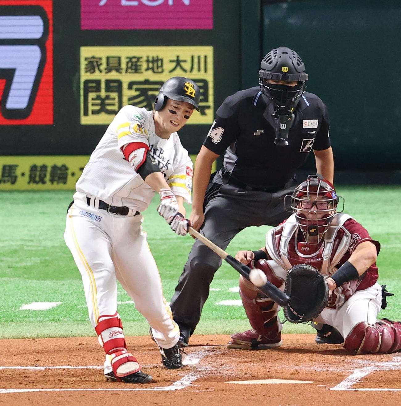 ソフトバンク対楽天　1回裏ソフトバンク無死一、二塁、栗原は右越えに先制適時二塁打を放つ（撮影・鬼束羽瑠菜）