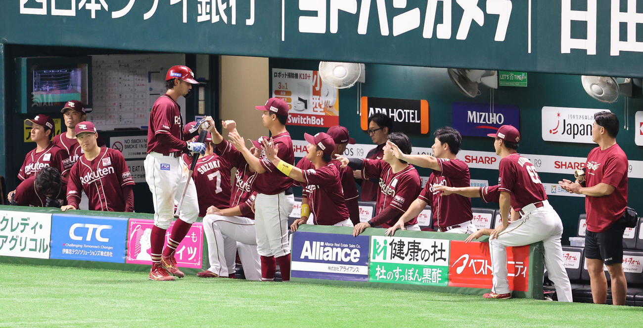 ソフトバンク対楽天　6回表楽天1死一、二塁、小郷の右越え適時二塁打で生還した入江はベンチのナインとタッチ（撮影・鬼束羽瑠菜）