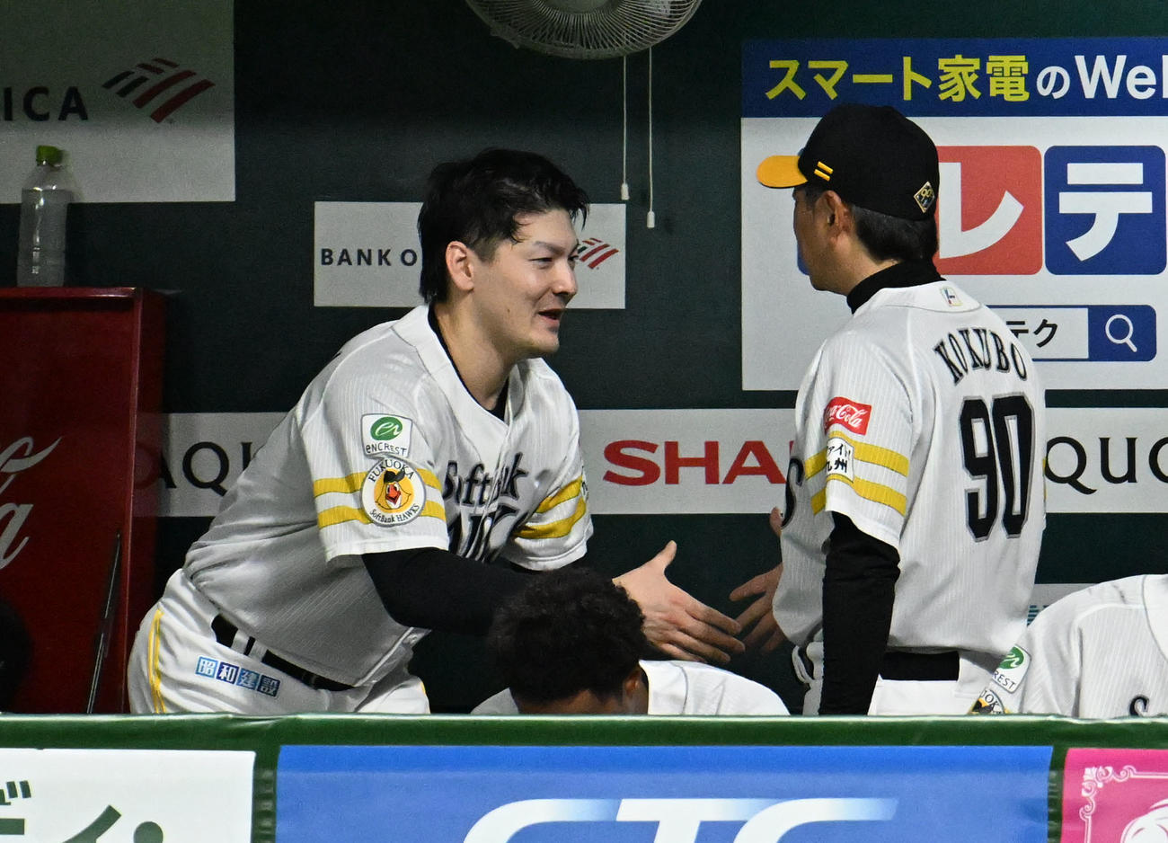 ソフトバンク対楽天　7回までを投げきりベンチで小久保監督（右）と握手を交わす有原（撮影・林敢治）