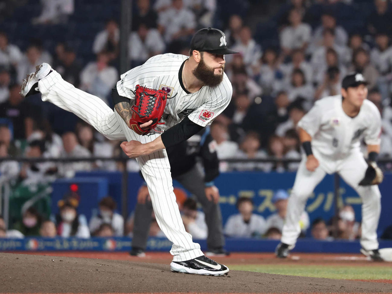 ロッテ対日本ハム　力投するロッテ先発カイケル（撮影・丹羽敏通）