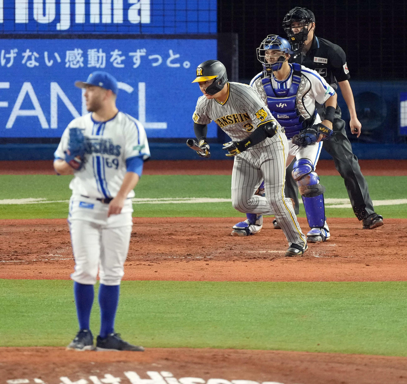 DeNA対阪神　5回表阪神無死満塁、右翼線に2点適時二塁打を放つ大山。投手ケイ（撮影・たえ見朱実）