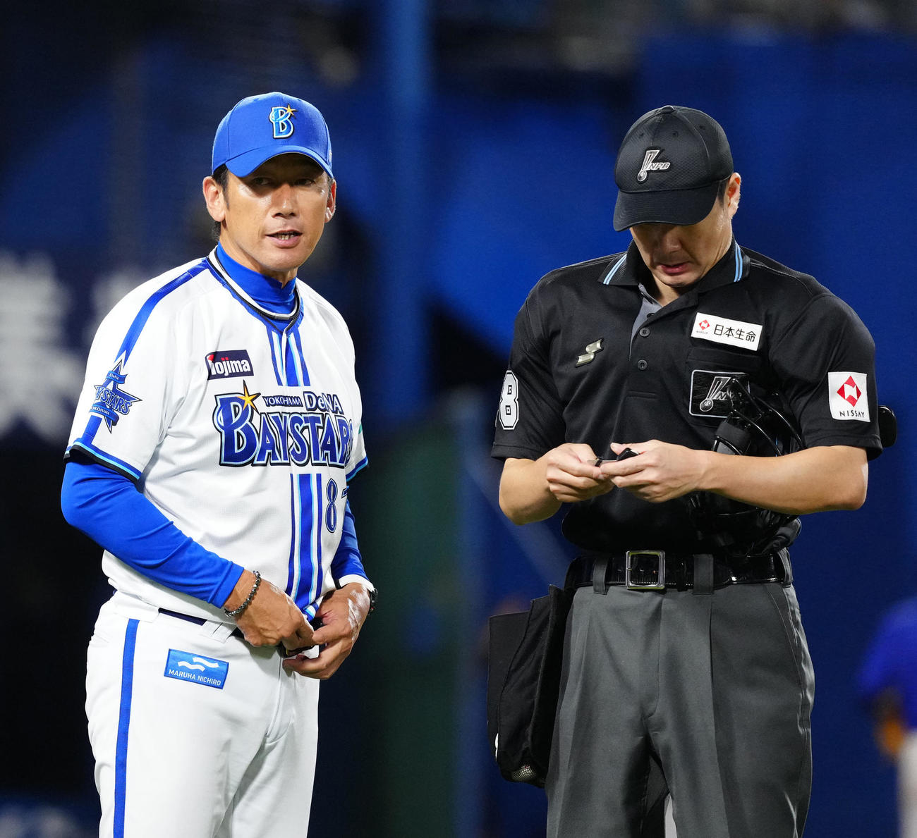 DeNA対阪神　5回表開始前、選手交代を告げるDeNA三浦監督（左）（撮影・江口和貴）