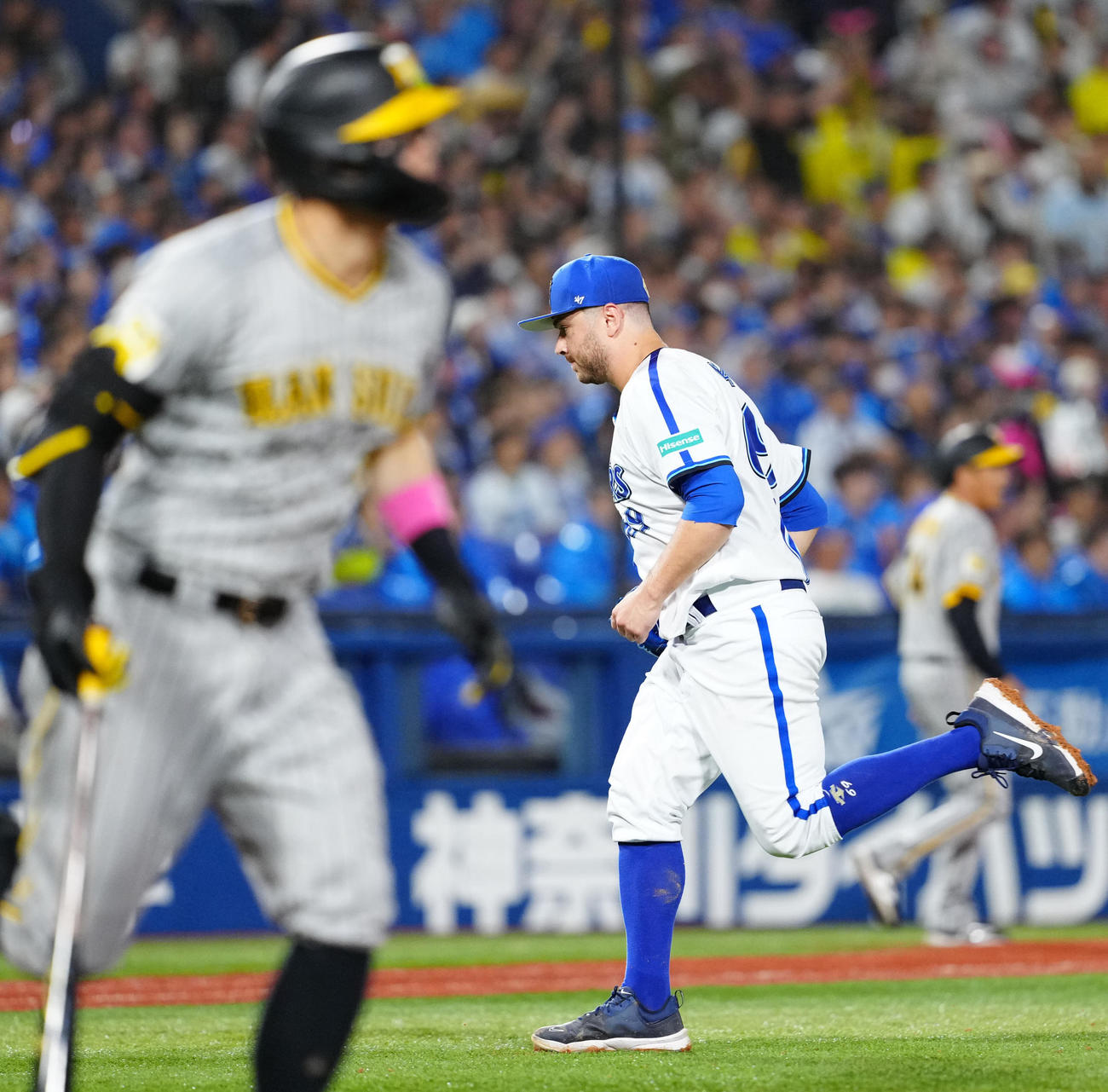 DeNA対阪神　5回表阪神無死二、三塁、佐藤輝（手前）に犠飛を浴びるケイ（撮影・江口和貴）