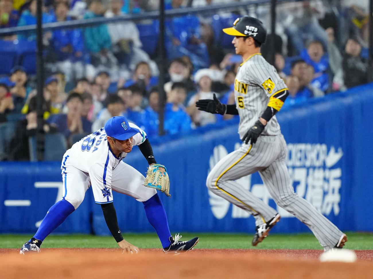 DeNA対阪神　5回表阪神無死一、二塁、森下の打球処理で失策する三塁手京田（左）（撮影・江口和貴）