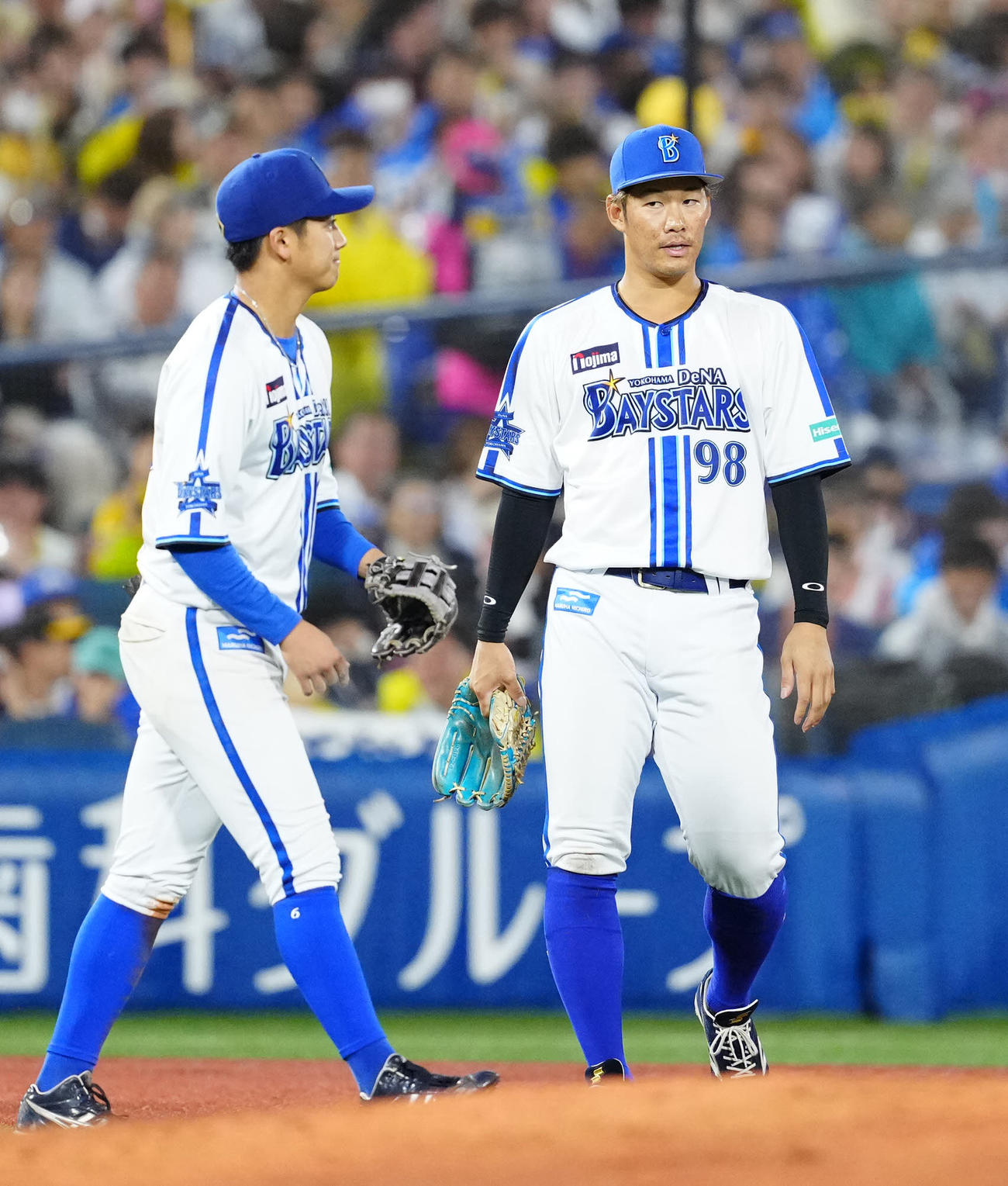 DeNA対阪神　5回表阪神無死一、二塁、森下の打球処理で失策した三塁手京田（右）（撮影・江口和貴）