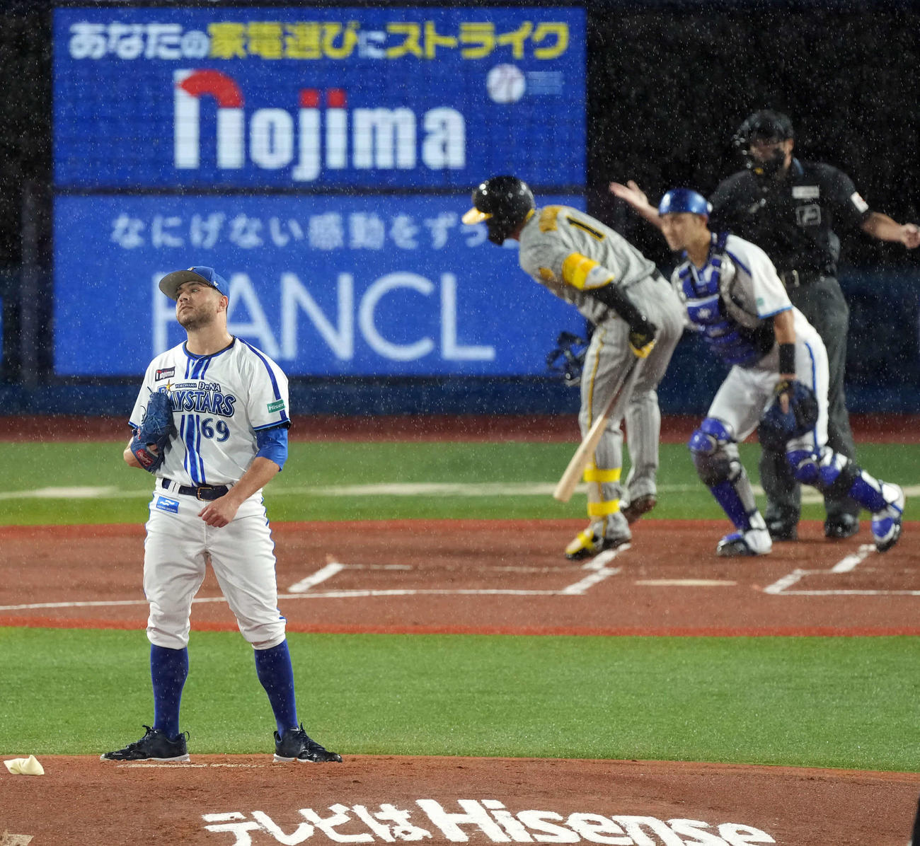 DeNA対阪神　1回表阪神1死一塁、森下翔太に死球を与える先発のケイ（撮影・たえ見朱実）