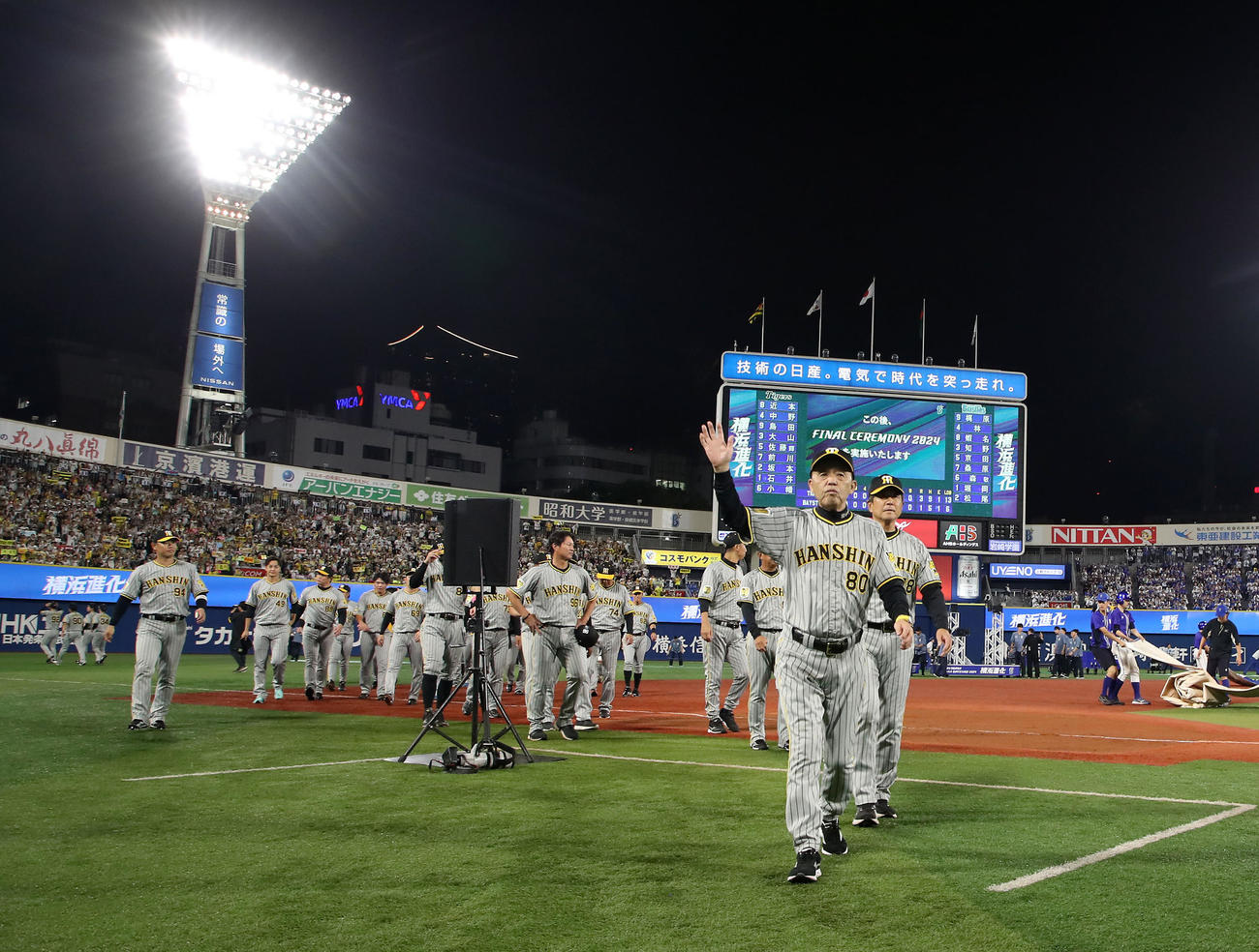 DeNA対阪神　今季公式戦の全日程を終えスタンドのファンにあいさつする岡田監督と阪神ナイン（撮影・加藤哉）