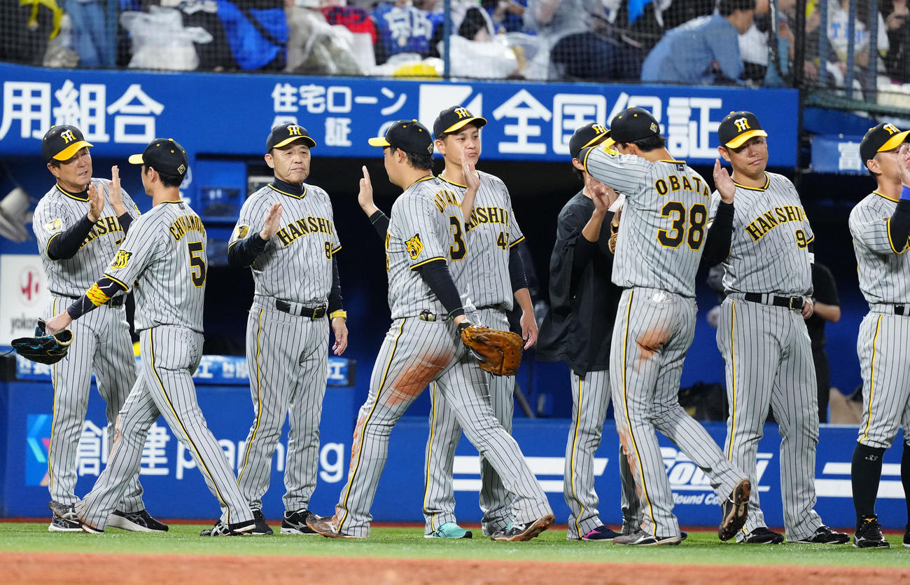 DeNA対阪神　試合後、阪神とタッチを交わす岡田監督（左から3人目）（撮影・江口和貴）