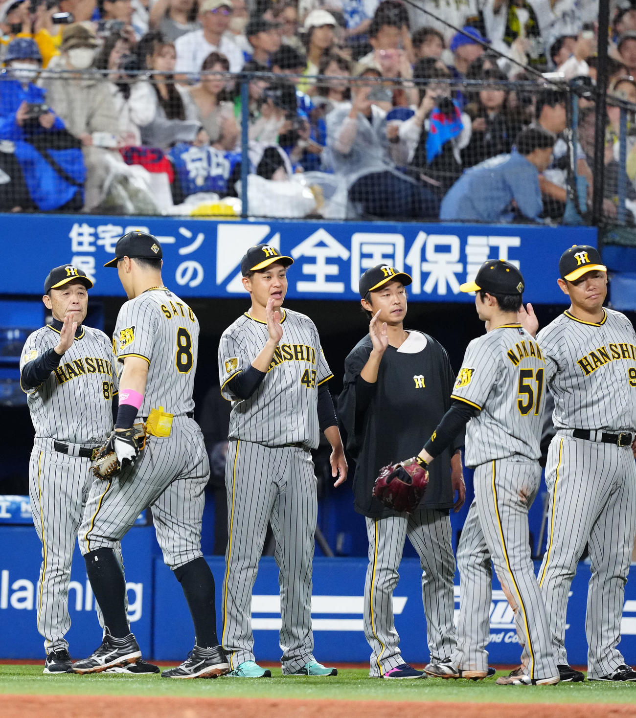 DeNA対阪神　試合後、阪神とタッチを交わす岡田監督（左端）（撮影・江口和貴）