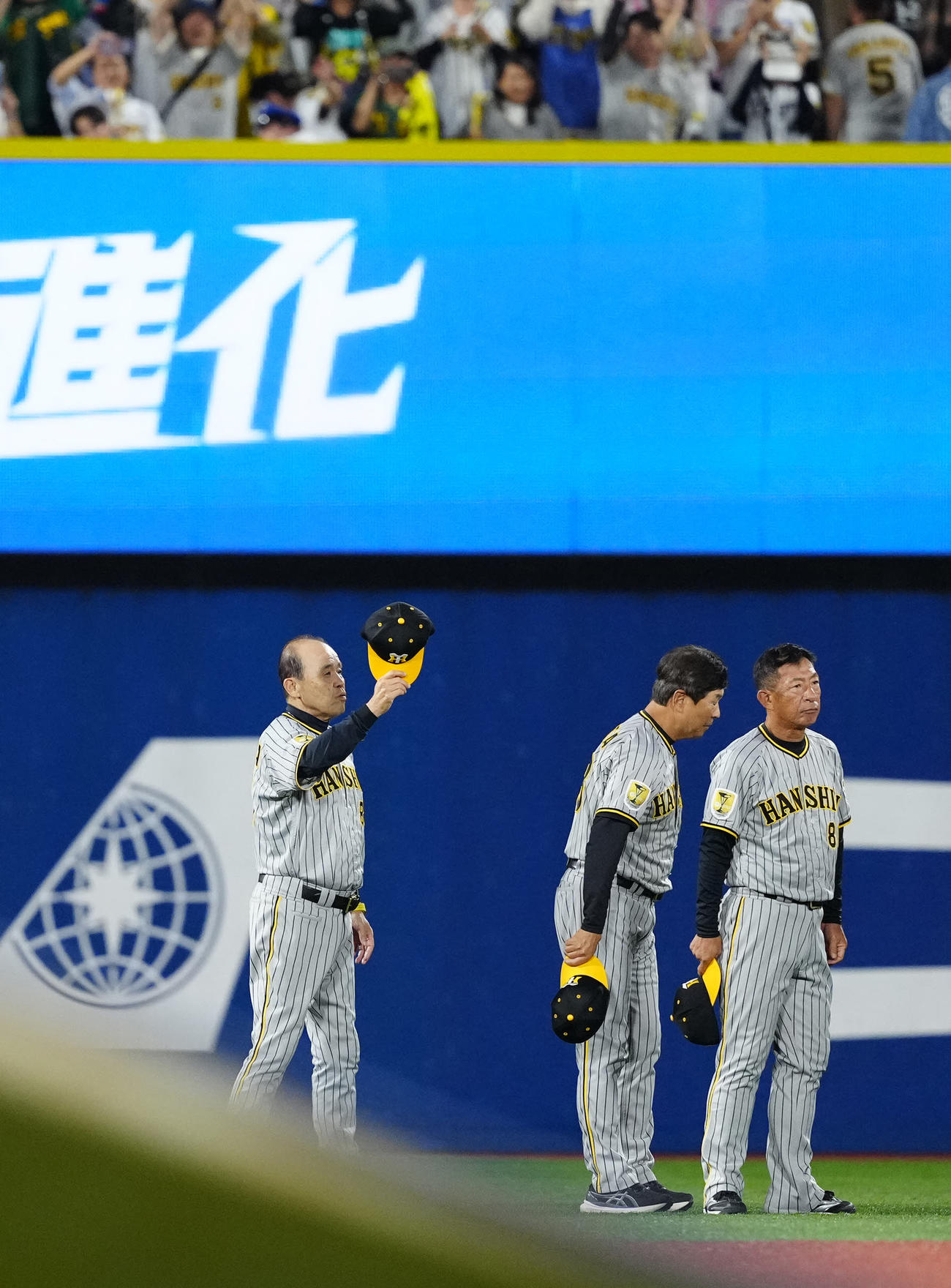 DeNA対阪神　試合後、阪神ファンにあいさつする岡田監督（左）（撮影・江口和貴）