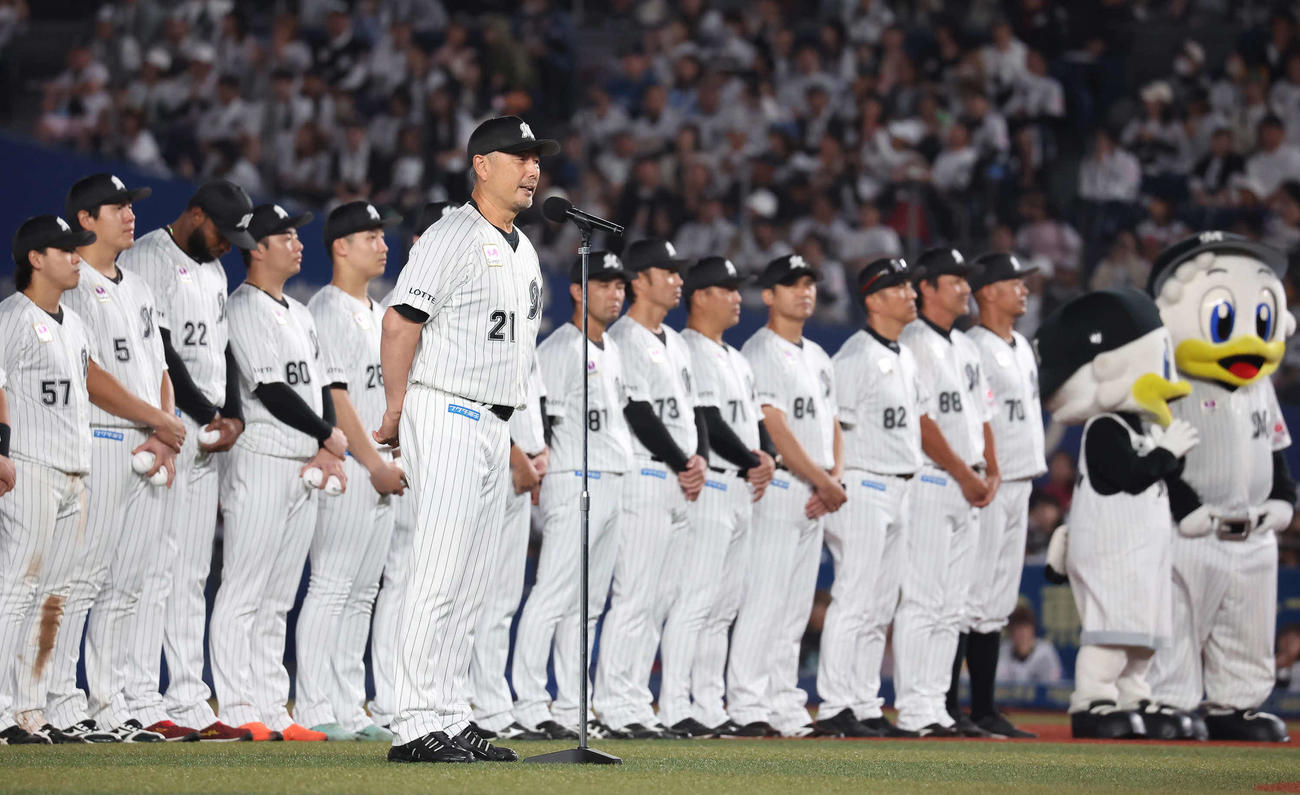 ロッテ対日本ハム　本拠地最終戦で、あいさつするロッテ吉井監督（撮影・丹羽敏通）