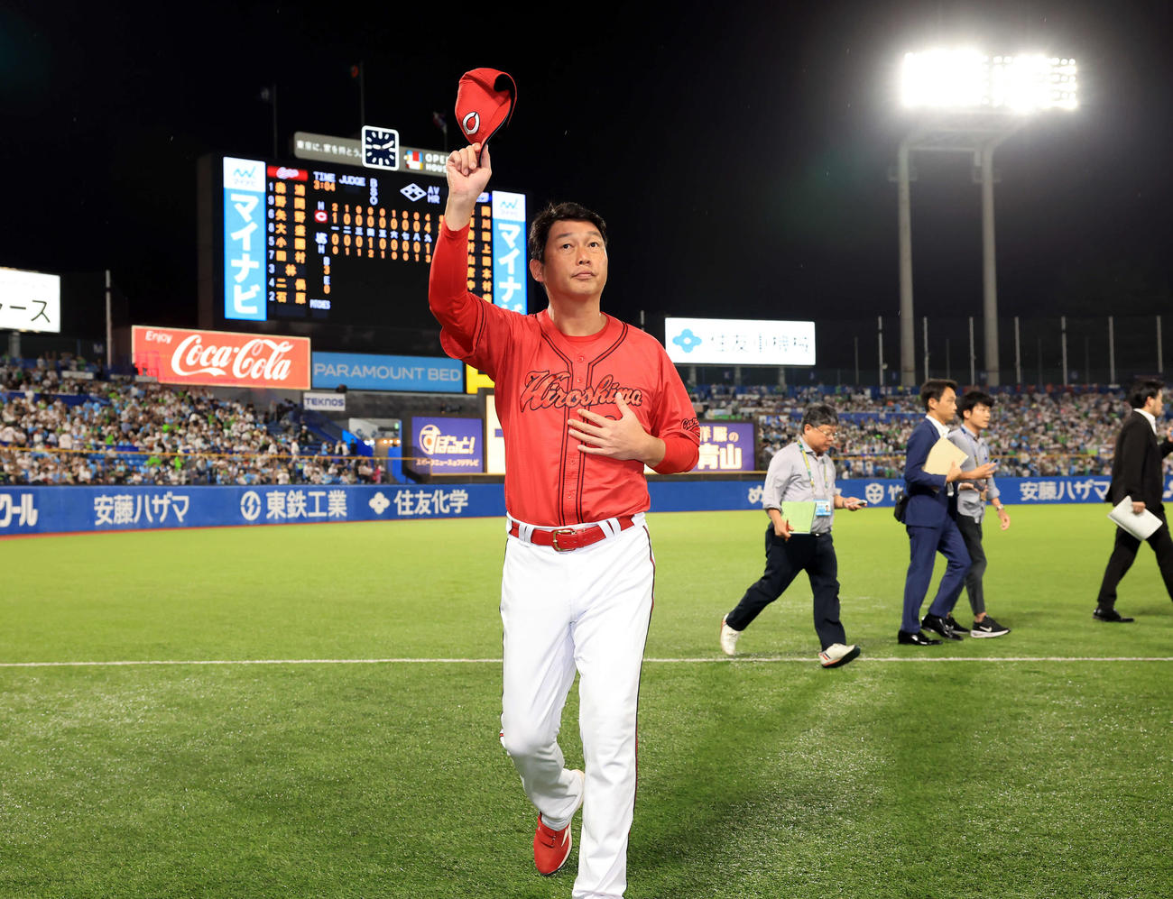 ヤクルト対広島　神宮球場最終戦を勝利で締め、スタンドにあいさつして引き揚げる新井監督（撮影・浅見桂子）