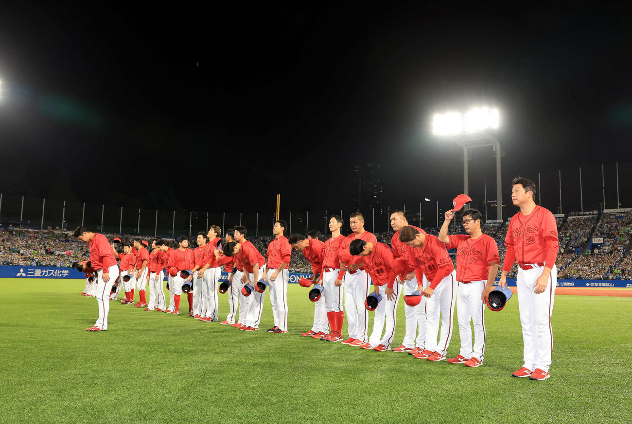 ヤクルト対広島　神宮球場最終戦を勝利で締め、スタンドにあいさつする新井監督（右）ら広島の選手たち（撮影・浅見桂子）
