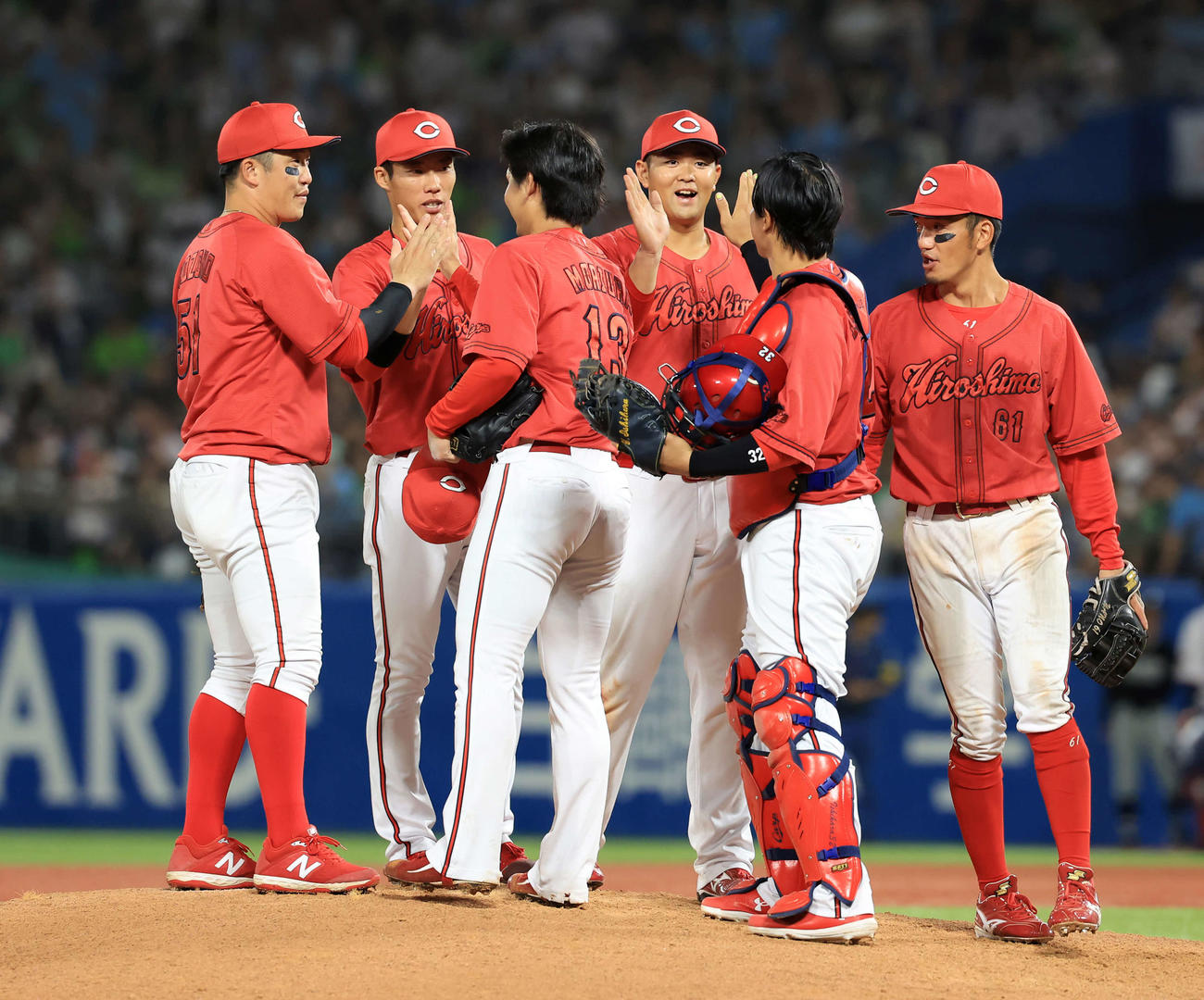 ヤクルト対広島　神宮球場最終戦を勝利で締め、ハイタッチで喜び合う広島の選手たち（撮影・浅見桂子）
