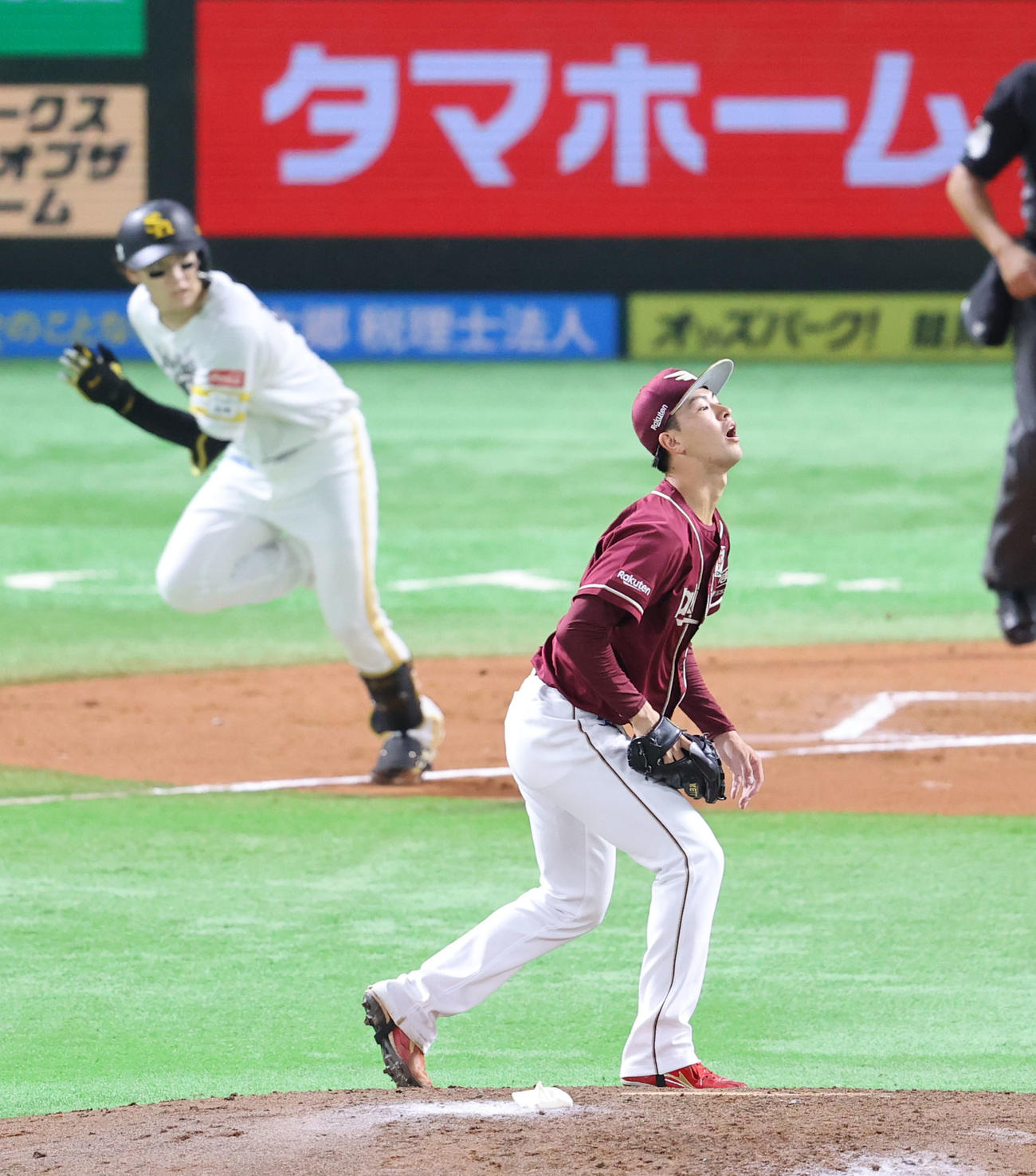 ソフトバンク対楽天　6回裏ソフトバンク2死二塁、正木に左越えの勝ち越し適時二塁打を浴びた古謝（撮影・鬼束羽瑠菜）