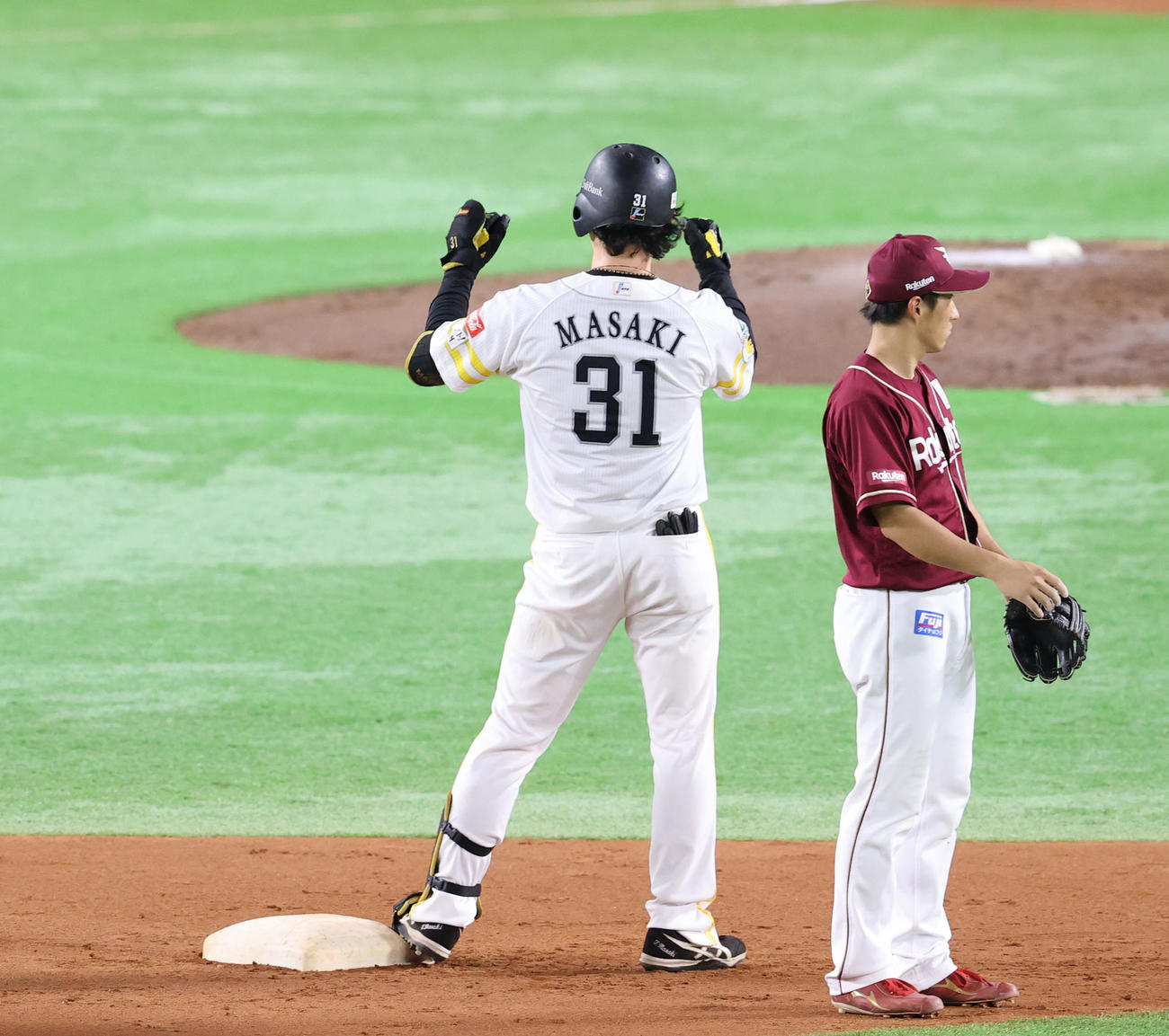 ソフトバンク対楽天　6回裏ソフトバンク2死二塁、左越えの勝ち越し適時二塁打を放った正木はガッツポーズ（撮影・鬼束羽瑠菜）
