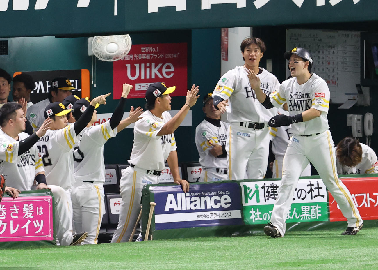 ソフトバンク対楽天　6回裏ソフトバンク2死二塁、正木の左越えの勝ち越し適時二塁打で生還した栗原はベンチのナインとタッチ（撮影・鬼束羽瑠菜）