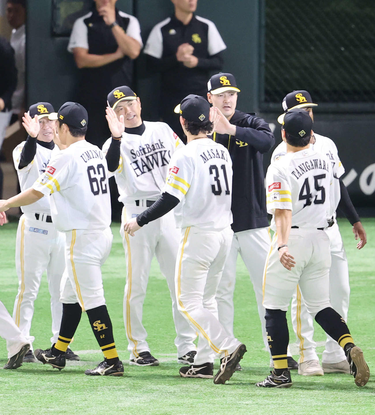 ソフトバンク対楽天　楽天に勝利し、勝利投手の有原（右）は小久保監督とともに決勝打の正木を出迎える（撮影・鬼束羽瑠菜）