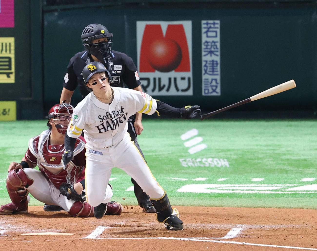 ソフトバンク対楽天　6回裏ソフトバンク2死二塁、正木は左越えに勝ち越しの適時二塁打を放つ（撮影・鬼束羽瑠菜）