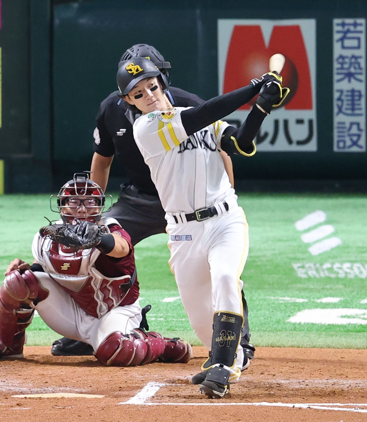 ソフトバンク対楽天　6回裏ソフトバンク2死二塁、正木は左越えに勝ち越しの適時二塁打を放つ（撮影・鬼束羽瑠菜）