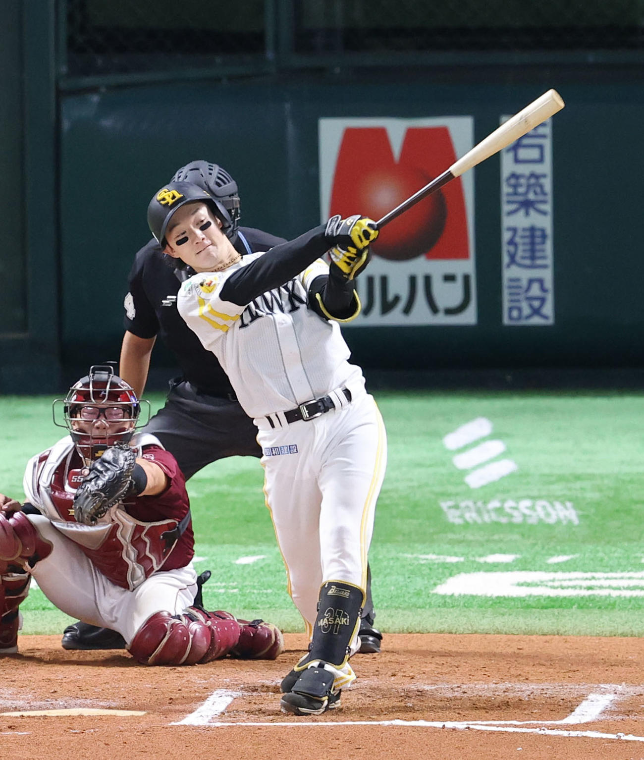 ソフトバンク対楽天　6回裏ソフトバンク2死二塁、正木は左越えに勝ち越しの適時二塁打を放つ（撮影・鬼束羽瑠菜）