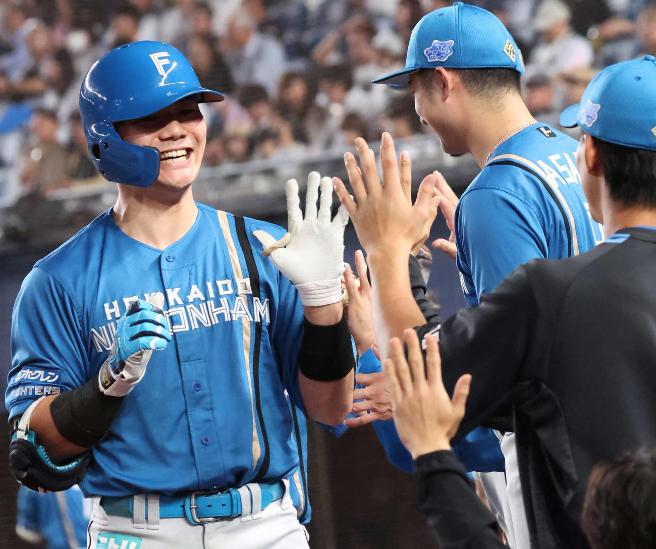 ロッテ対日本ハム　9回表日本ハム無死一塁、清宮は右越えに2点本塁打を放ちナインの祝福を受ける（撮影・丹羽敏通）