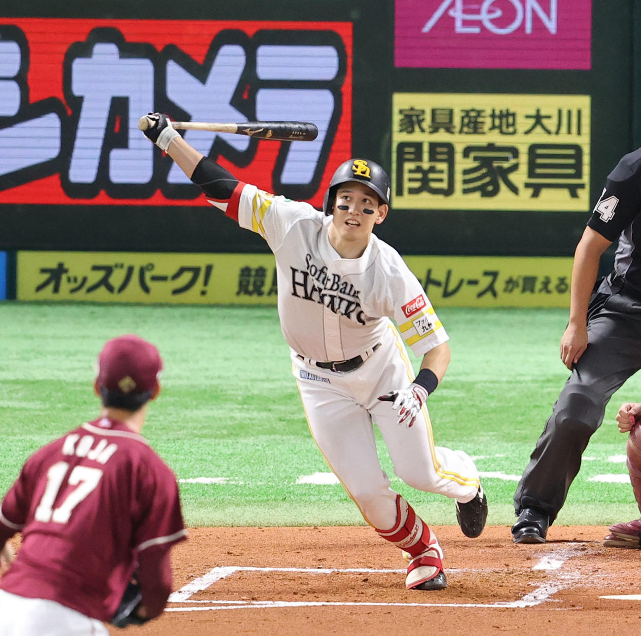 ソフトバンク対楽天　1回裏ソフトバンク無死一、二塁、栗原は右越えに先制適時二塁打を放つ（撮影・鬼束羽瑠菜）