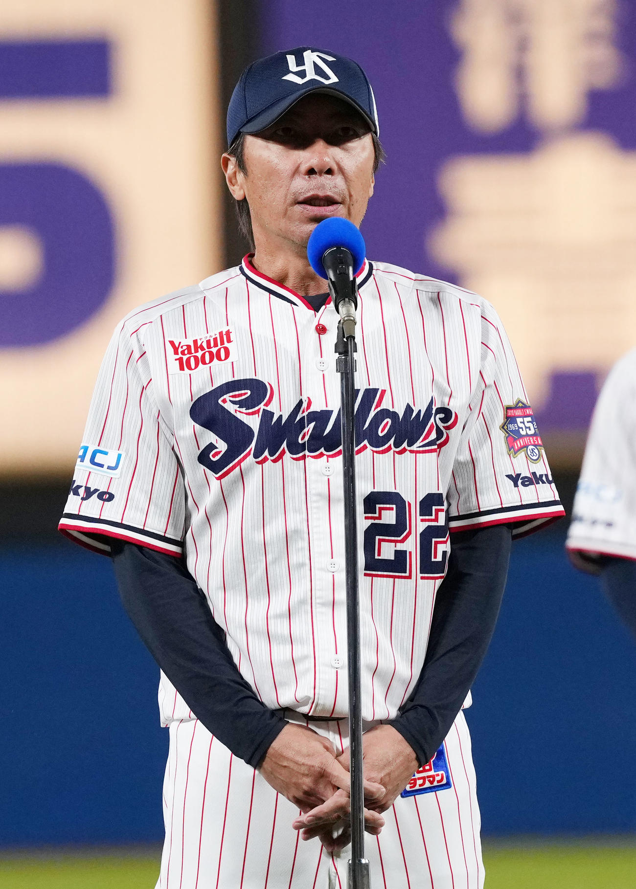 ヤクルト対広島　神宮球場での最終戦を終えあいさつをする高津監督（中央）らヤクルトナイン（撮影・横山健太）