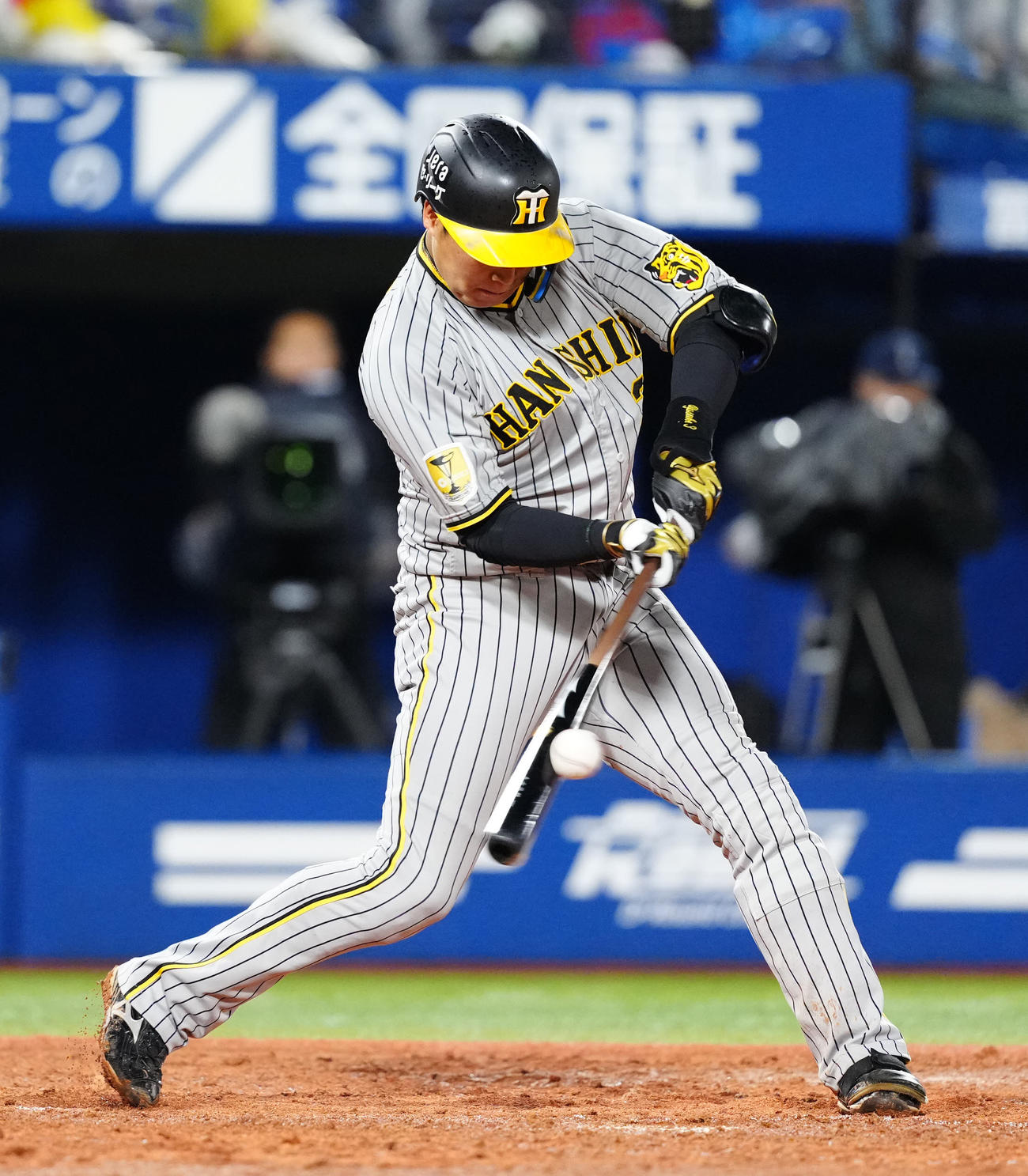 DeNA対阪神　5回表阪神無死満塁、先制2点適時二塁打を放つ大山（撮影・江口和貴）