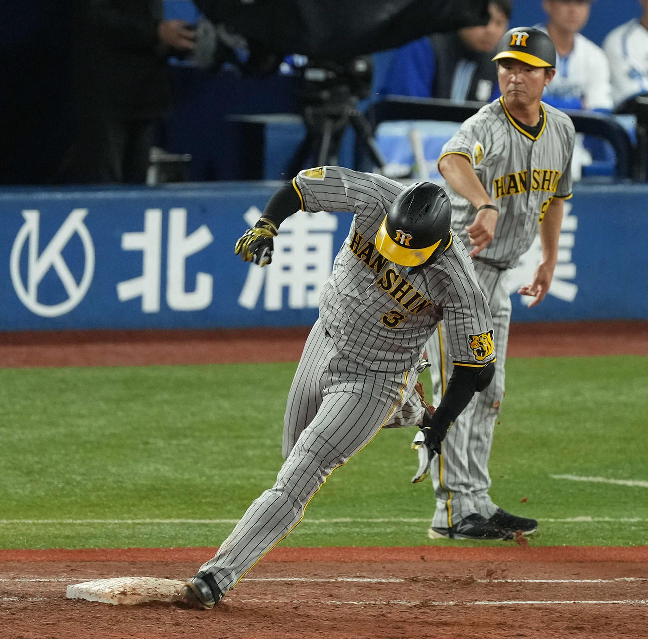 DeNA対阪神　5回表阪神無死満塁、右翼線に2点適時二塁打を放った大山（撮影・たえ見朱実）