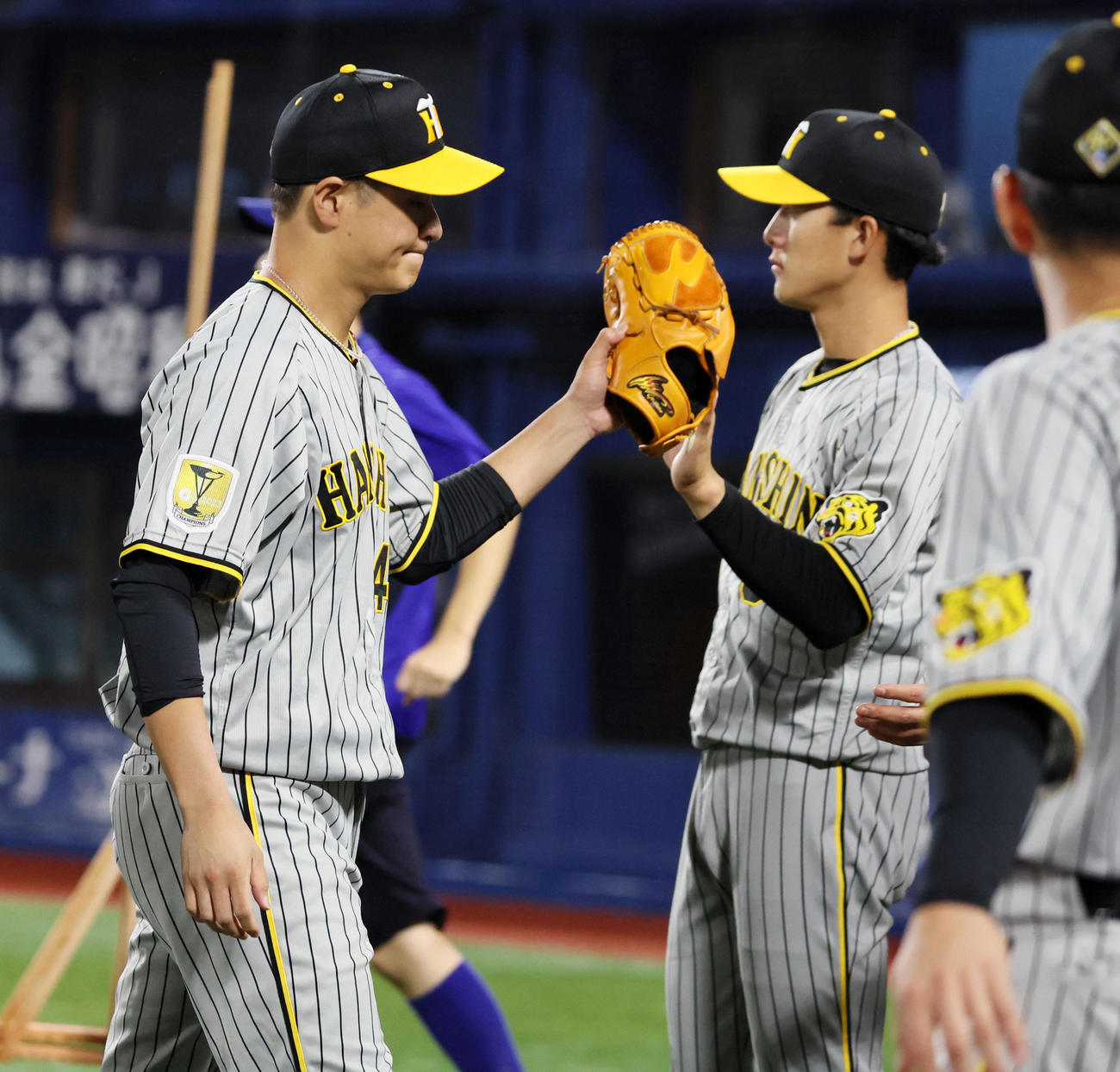 DeNA対阪神　3回裏を終えベンチ前でナインとタッチする大竹（撮影・加藤哉）