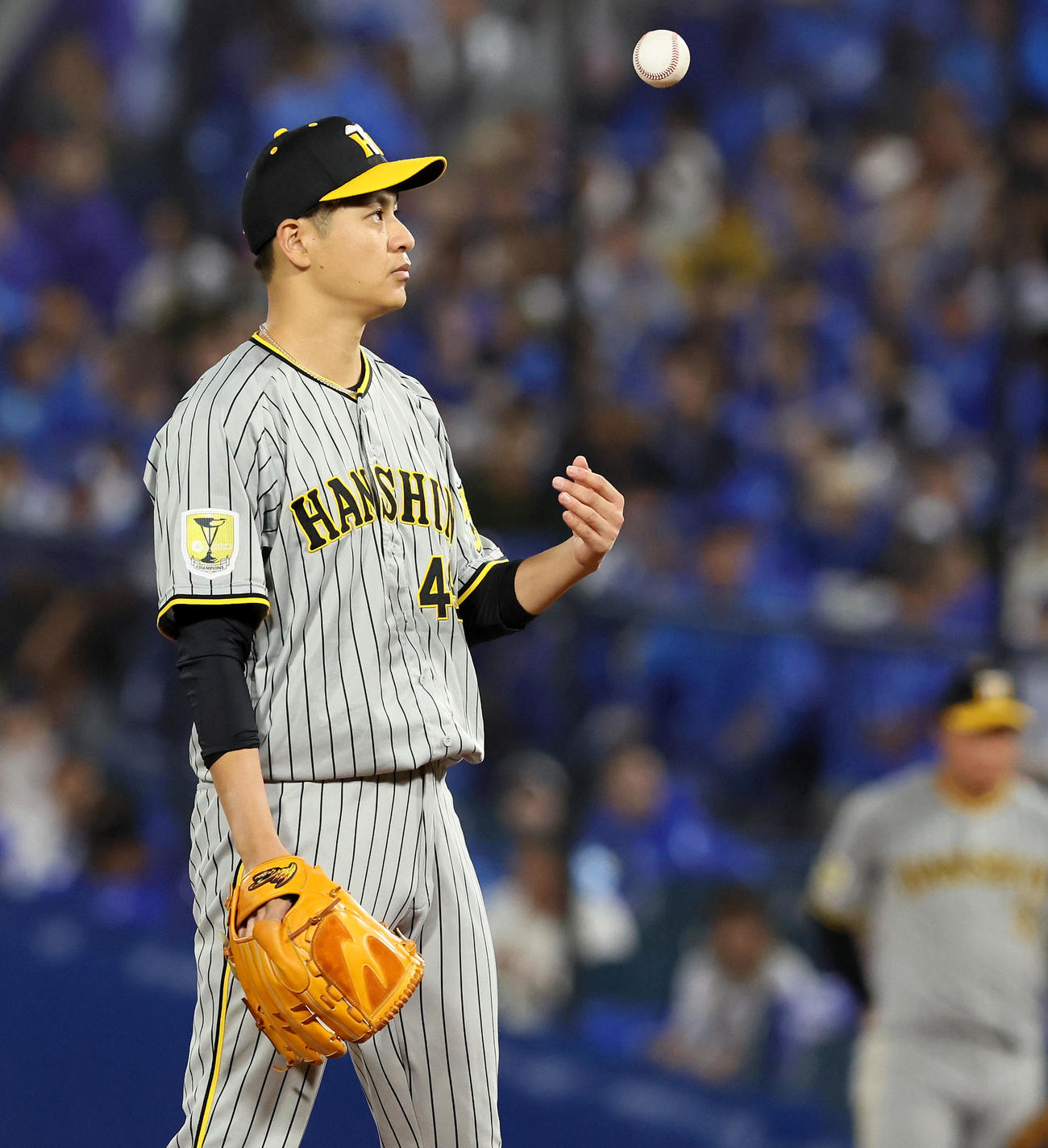 DeNA対阪神　2回裏DeNA2死、大竹は宮崎敏郎が打席に入る間にボールを手ではじく（撮影・加藤哉）
