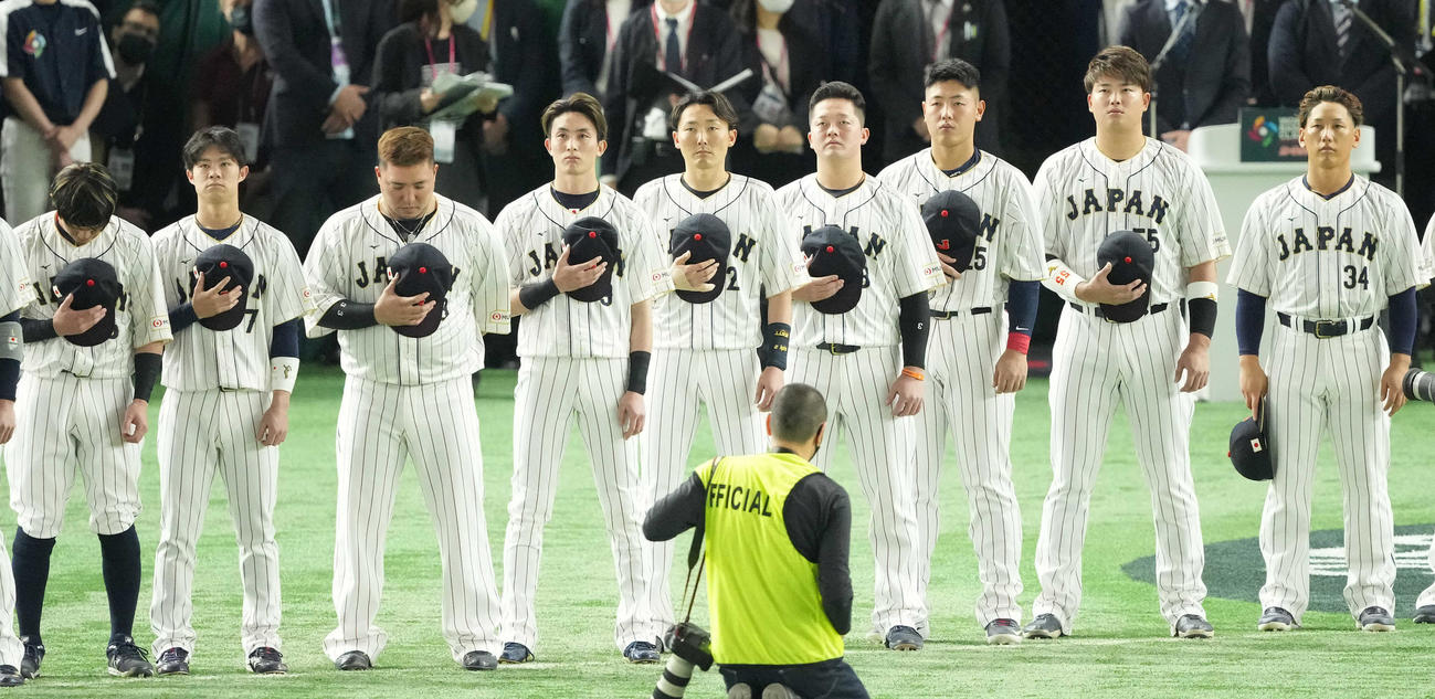 2023年3月、WBC日本代表（侍ジャパン）準々決勝　日本対イタリア　試合前セレモニーの君が代斉唱で整列する日本代表。左から牧原大成、中野拓夢、山川穂高、周東佑京、源田壮亮、牧秀悟、岡本和真、村上宗隆、吉田正尚