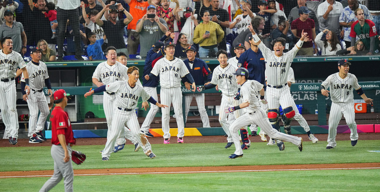 2023年3月19日、WBC日本代表準決勝メキシコ戦、村上宗隆の中適時二塁打で一塁走者の周東佑京（手前右）に逆転サヨナラの生還を促すベンチの日本ナイン。右から近藤健介、大城卓三、山田哲人、栗山英樹監督、山本由伸、吉田正尚、岡本和真、牧秀悟、吉村禎章打撃コーチ、ラーズ・ヌートバー