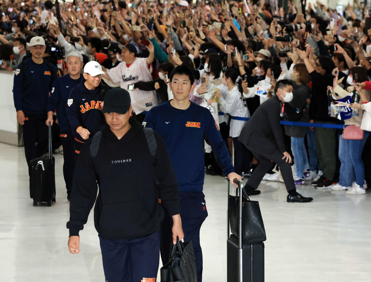大勢のファンが待つ中、帰国した日本代表の戸郷（中央）（2023年3月23日撮影）