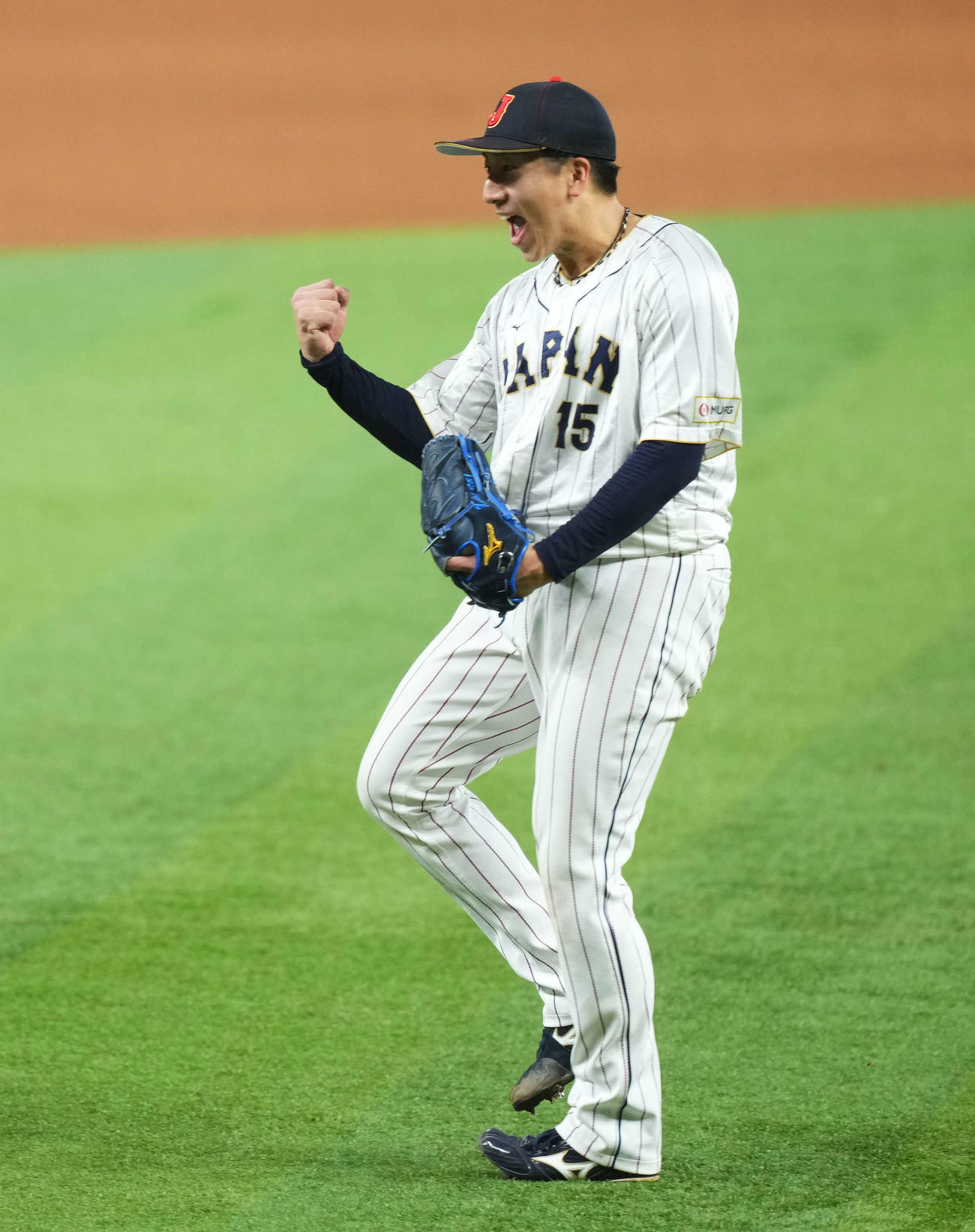 2023年3月21日、WBC米国戦の7回、1死一、二塁のピンチを併殺で切り抜けてガッツポーズする大勢