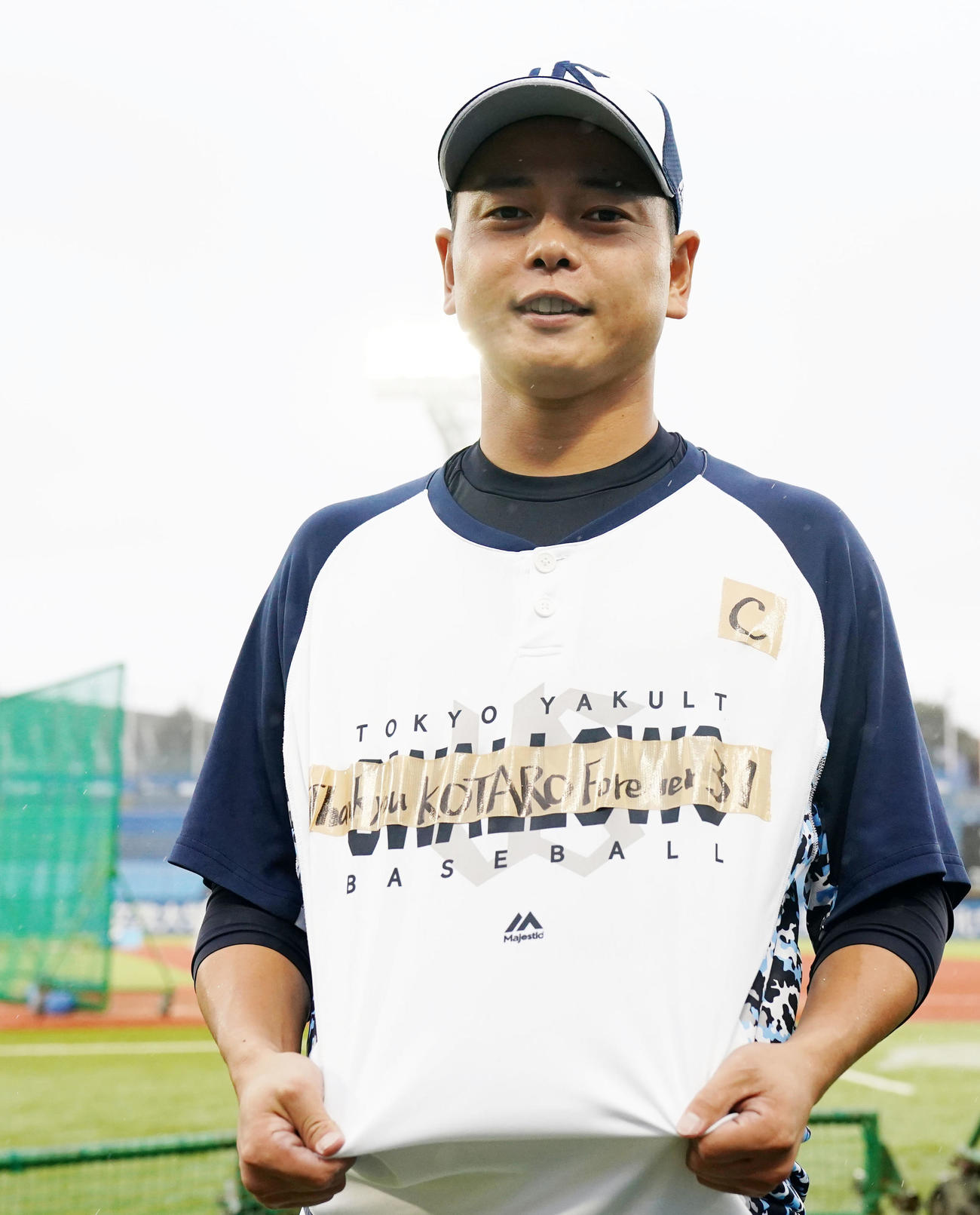 ヤクルト対広島　ガムテープでお手製のメッセージとキャプテンマークを貼りつけて練習をするヤクルト山崎（撮影・横山健太）
