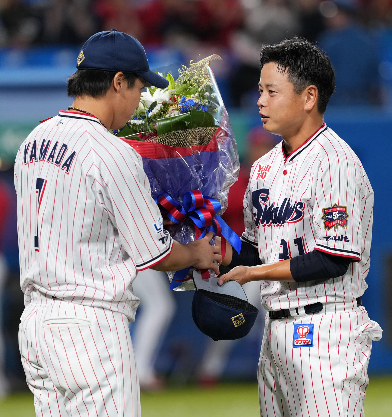 ヤクルト対広島　試合後、ヤクルト山田（左）から花束を受け取る山崎（撮影・横山健太）