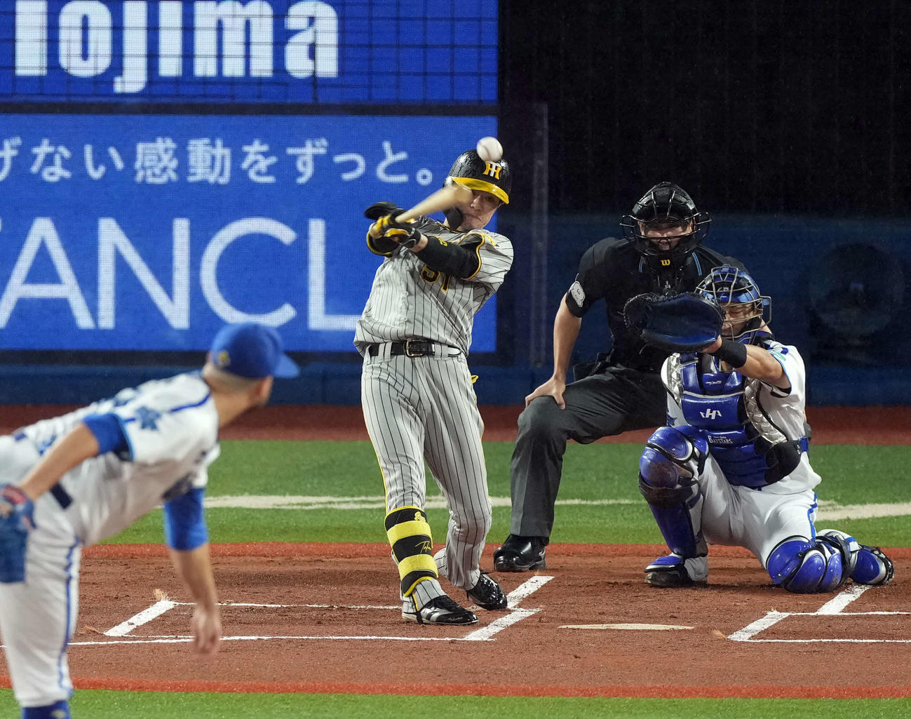 DeNA対阪神　1回表阪神1死、中前打を放つ中野。投手ケイ（撮影・たえ見朱実）