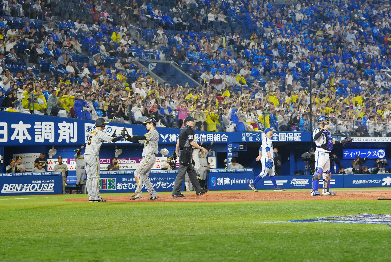 DeNA対阪神　5回表阪神無死満塁、大山の先制2点適時二塁打で生還しタッチを交わす近本（左端）と中野（撮影・江口和貴）