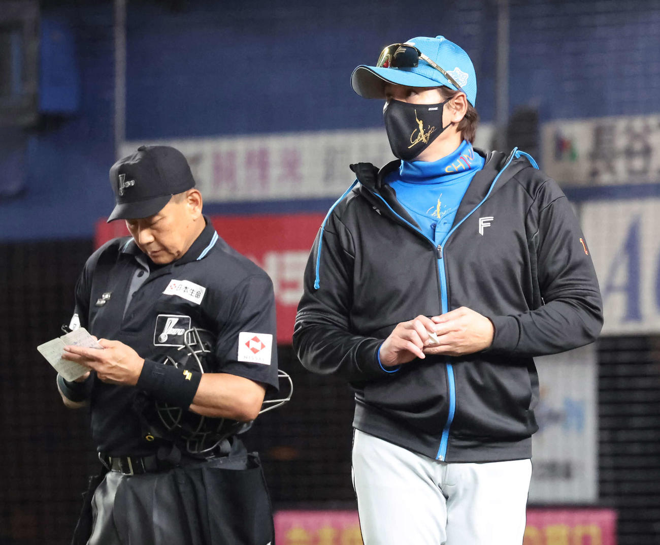 ロッテ対日本ハム　6回、先発達孝太の交代を告げた日本ハム新庄監督（撮影・丹羽敏通）